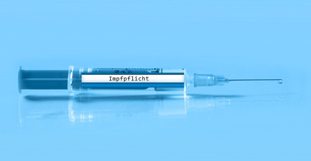 Spritze mit der Aufschrift „Impfpflicht“