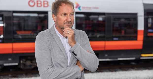 ÖBB Regionalmanager Reinhard Wallner steht mit nachdenklichem Gesichtsausdruck vor einem Railjet