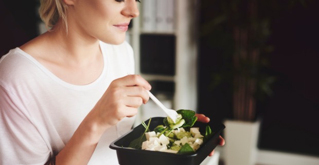 Frau isst Salat | Credit: iStock.com/gpointstudio