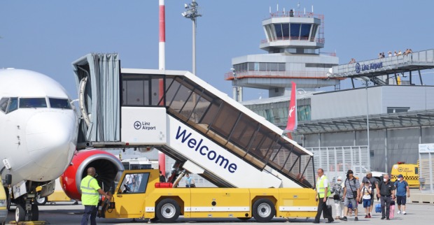 Passagiere verlassen Flugzeug am Flughafen Linz | Credit: Linz Airport