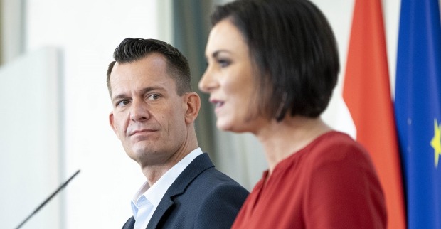 Links Gesundheitsminister Wolfgang Mückstein, rechts Tourismusministerin Elisabeth Köstinger.