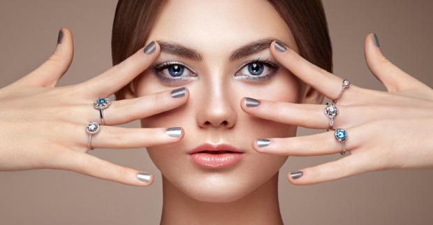 Frau mit Silberschmuck | Credit: iStock.com/heckmannoleg