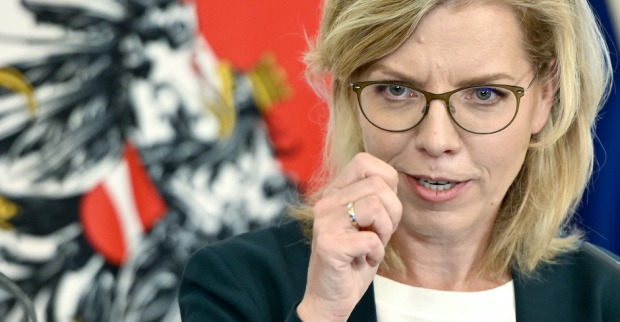 Porträt vor Österreichflagge mit erhobener Hand