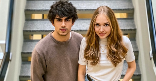 Idan Hanin und Ambra Schuster im Stiegenhaus