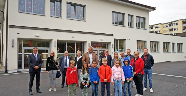 Bildungszentrum mit politischer Delegation und Kindern