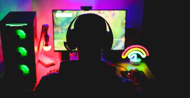 Jugendlicher beim nächtlichen Computerspielen | Credit: iStock.com/DisobeyArt