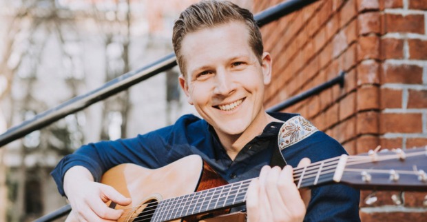 K.WIENA spielt auf seiner Gitarre | Credit: Thomas Podobnig