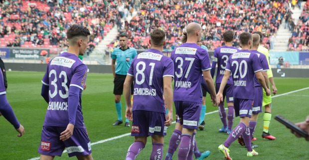 Die Mannschaft des SK Austria Klagenfurt läuft ins Stadion ein