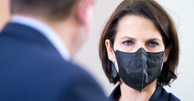 Porträt der Ministerin mit schwarzer FFP2-Maske