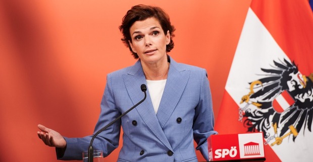 SPÖ-Chefin Pamela Rendi-Wagner beim Pressefoyer am Rednerpult.