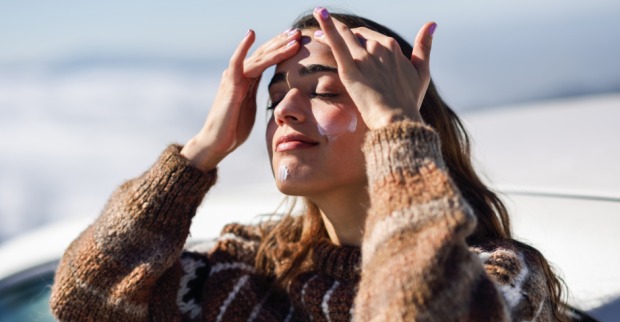 Frau pflegt ihre Haut im Winter mit einer reichhaltigen Gesichtscreme | Credit: iStock.com/javi_indy