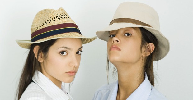 Zwei junge Frauen mit Bucket Hats | Credit: Laurence Mouton / PhotoAlto / picturedesk.com