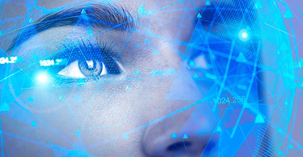 Frau mit überlagerten Datensätzen | Credit: iStock.com/ismagilov
