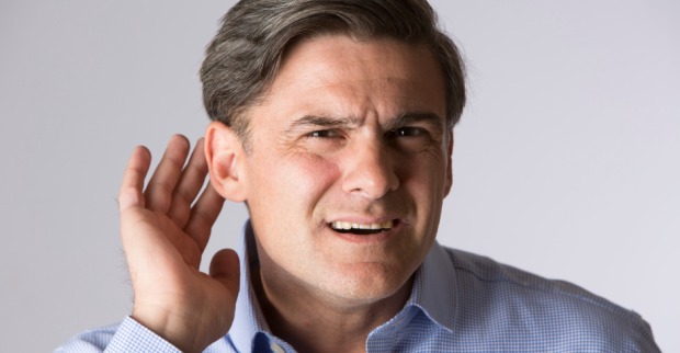 Mann fasst sich an Ohr | Credit: iStock.com/Daisy-Daisy