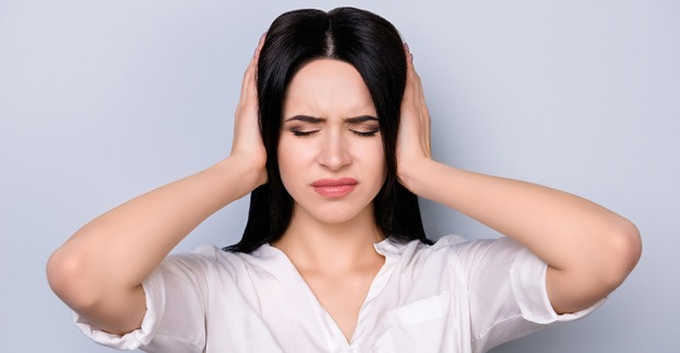 Frau hält sich Ohren zu | Credit: iStock.com/Deagreez