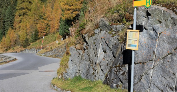Eine Bushaltestelle entlang einer kurvigen Bergstraße