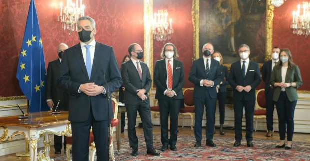 .L.n.R.) - Bundeskanzler Karl Nehammer (ÖVP), Außenminister Alexander Schallenberg (ÖVP), Bildungsminister Martin Polaschek (ÖVP), Innenminister Gerhard Karner (ÖVP), Finanzminister Magnus Brunner (ÖVP) und Staatssekretärin Claudia Plakolm (ÖVP) i
