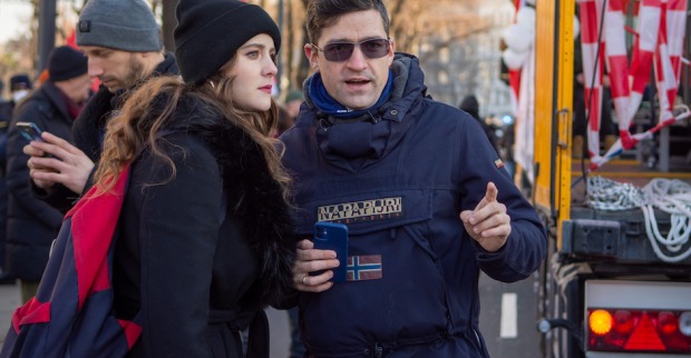 Der Aktivist mit Sonnenbrille am Rande einer Demo, Ehefrau hört ihm zu