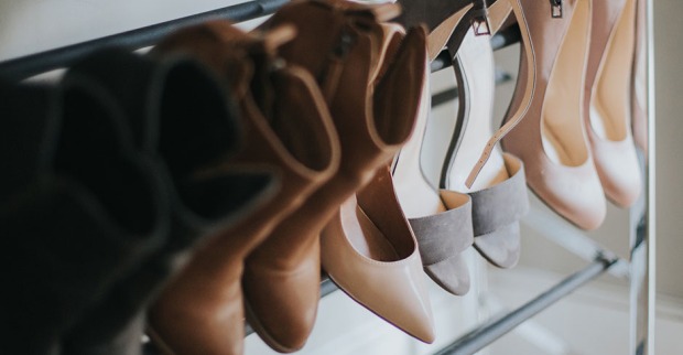 Garderobe mit Damen- und Herrenschuhen | Credit: iStock.com/Rachel Barringer