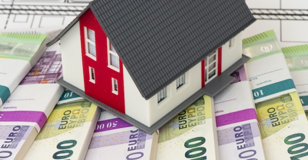 Haus mit Banknoten| Credit: iStock.com/filmfoto