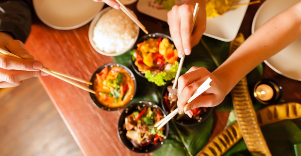 Freunde beim asiatischen Essen | Credit: iStock.com/kzenon
