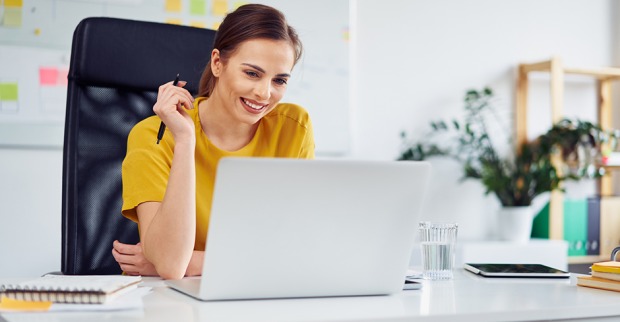 Frau sitzt entspannt vor ihrem Notebook | Credit: iStock.com/BartekSzewczyk