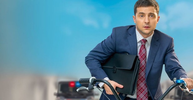 Szenenbild, Selenskyj am Fahrrad mit Aktentasche