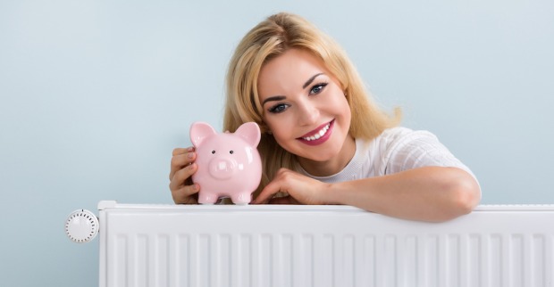Frau mit Sparschein lächelt | Credit: iStock.com/AndreyPopov