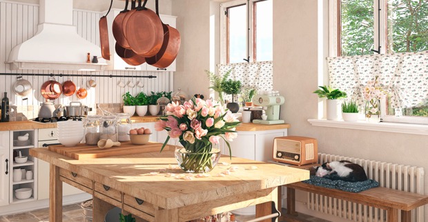 Helle, gemütliche Küche im Landhausstil | Credit: iStock.com/2Mmedia