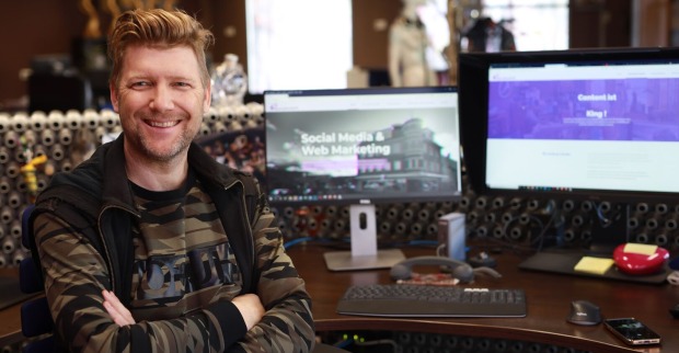 Alex Barendregt sitzt in seinem Büro vor zwei Computerbildschirmen