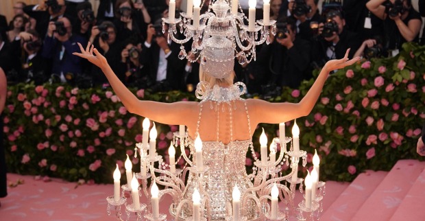 Katy Perry im Kronleuchterkleid