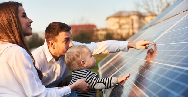 Junges Paar mit Kleinkind begutachtet ihre neue Solaranlage | Credit: iStock.com/anatoliy_gleb