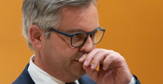 Porträt, fasst sich an die Nase