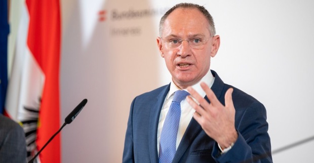 Innenminister Gerhard Karner vor der Pressewand des BMI. Er gibt eine Pressekonferenz