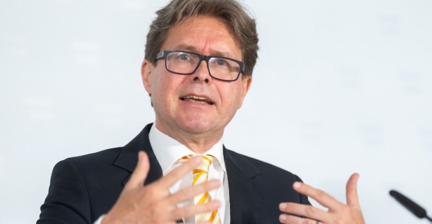 Martin Polaschek erklärt etwas gestenreich bei einer Pressekonferenz