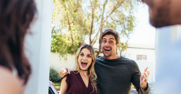 Mann und Frau werden an der Tür begrüßt | Credit: iStock.com/jacoblund