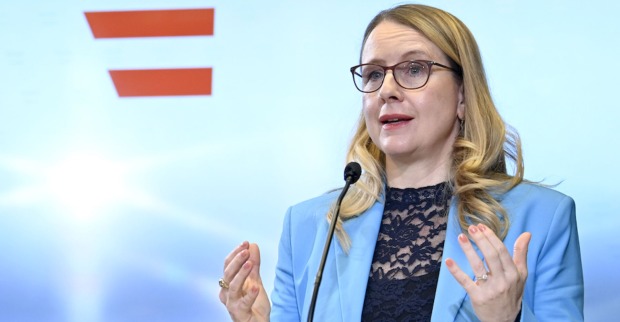 Margarete Schramböck zur Reform der Rot-Weiß-Rot Karte am Donnerstag, 28. April 2022 in Wien