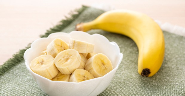 Eine Schüssel mit einer aufgeschnittenen Banane und einer weiteren daneben | Credit: iStock.com/kuppa_rock