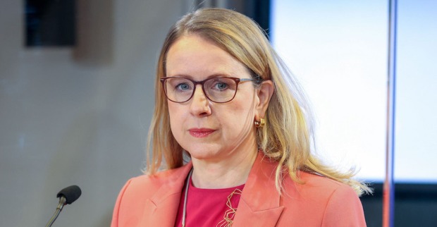 Porträt im orangen Blazer