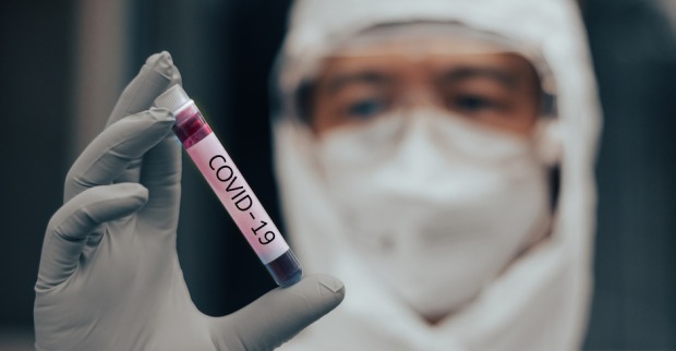 . Arzt oder Labortechniker im PSA-Anzug mit Blutprobe mit neuartigem (neuem) Coronavirus in Wuhan, Provinz Hubei, China, Medizin und Gesundheitswesen
