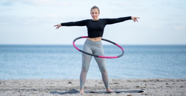 Frau schwingt einen Hula Hoop-Reifen | Credit: iStock.com/Sonja Filitz