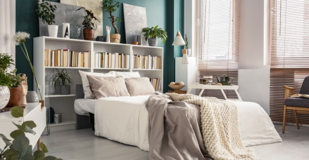 Kleines Schlafzimmer mit Bett | Credit: iStock.com/KatarzynaBialasiewicz
