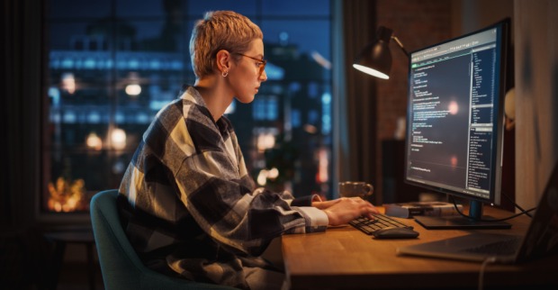 IT-Spezialistin vor ihrem Computer | Credit: iStock.com/gorodenkoff