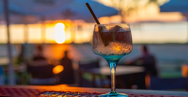 Cocktail-Glas an der Bar in der Abenddämmerung | Credit: iStock.com/Krisztian Kranitz