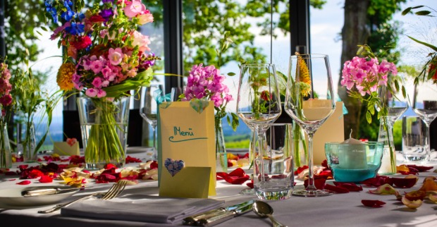 Sommerlich dekorierter Gartentisch im Freien | Credit: iStock.com/FotografieLink