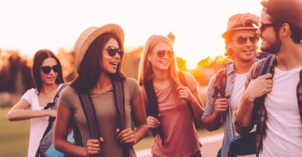 Gruppe junger Menschen auf Reisen quer durch Südamerika | Credit: iStock.com/g-stockstudio