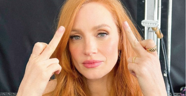 Schauspielerin Jessica Chastain zeigt beide Mittelfinger in die Kamera