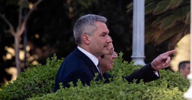 Momentaufnahme von Bundeskanzler Karl Nehammer im Halbprofil mit Zypern Präsident