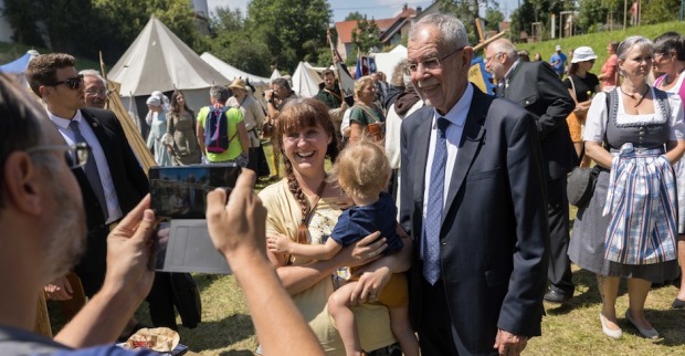 VdB wird mit einer Frau von einem Mann fotografiert
