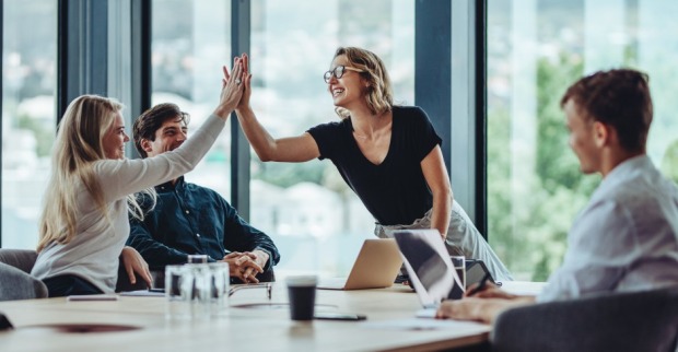 Mitarbeiter und Chefin sitzen zusammen | Credit: iStock.com/jacoblund